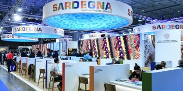 Turismo: la Sardegna protagonista al TTG 2026 di Rimini con i dati della stagione e un nuovo riconoscimento internazionale