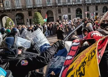 Sciopero a Torino, cariche in piazza Castello