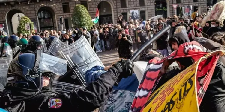 Sciopero a Torino, cariche in piazza Castello