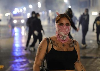 Quinto giorno di caos in Albania: scontri violenti tra manifestanti e polizia