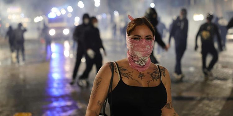 Quinto giorno di caos in Albania: scontri violenti tra manifestanti e polizia