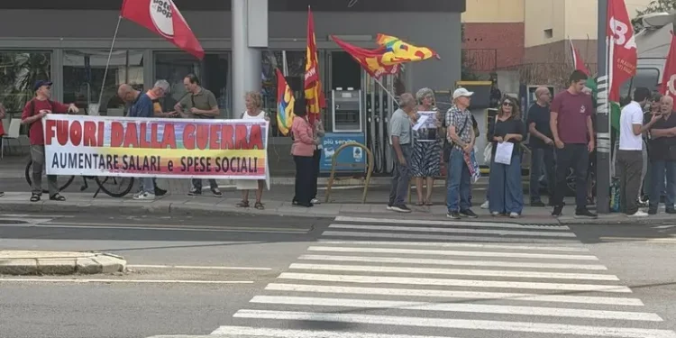 ‘Stop a rincari prezzi benzina’, presidio dell’Usb in piazza a Cagliari